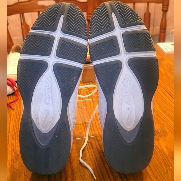 Mens size 11 Nike air team trust basketball shoes. - Picture 6 of 9